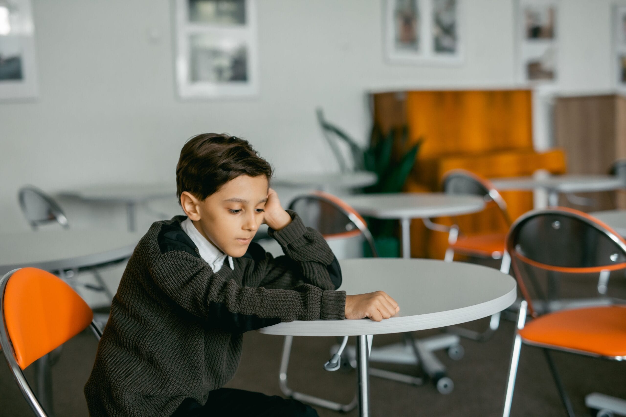 Selective mutism symptoms in children — withdrawn child silent in social settings