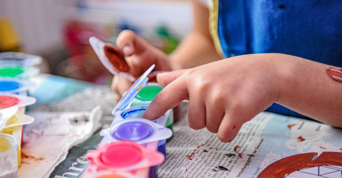 CBPT tools: puppets and expressive materials used in a play therapy session